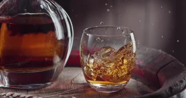 Kostka Ledu Pomalu Padá Sklenice Whisky Střeše Starého Sudu Whisky — Stock video