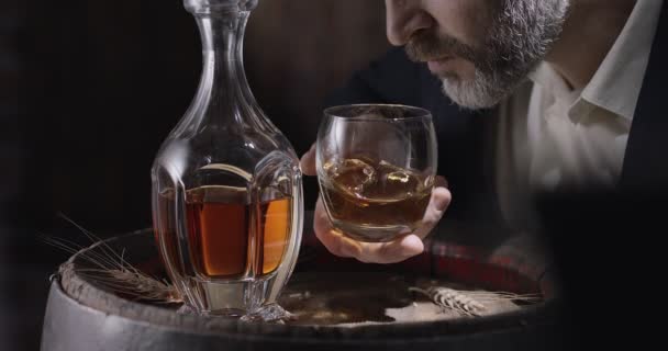 Homme Costume Barbe Sommelier Prend Verre Whisky Sur Glace Tonneau — Video