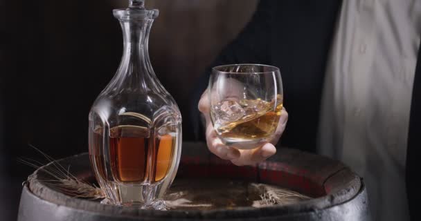 Man Suit Sommelier Toma Vaso Whisky Sobre Hielo Barril Whisky — Vídeo de stock
