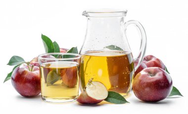 Beyaz arka planda izole edilmiş taze elma suyu ve organik elmalar..