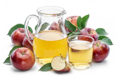 Beyaz arka planda izole edilmiş taze elma suyu ve organik elmalar..