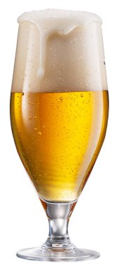 Beyaz arka planda izole edilmiş büyük bir bira köpüğüyle bir bardak soluk bira. Dosya kırpma yolu içeriyor.