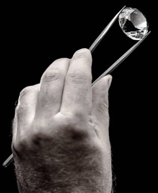 Kuyumcunun elindeki büyük değerli taş. Yaklaş. Gem tanımlama ve değerlendirme süreci.