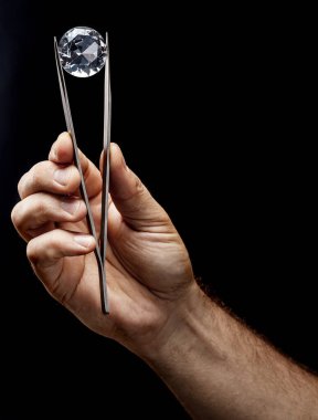 Kuyumcunun elindeki büyük değerli taş. Yaklaş. Gem tanımlama ve değerlendirme süreci.