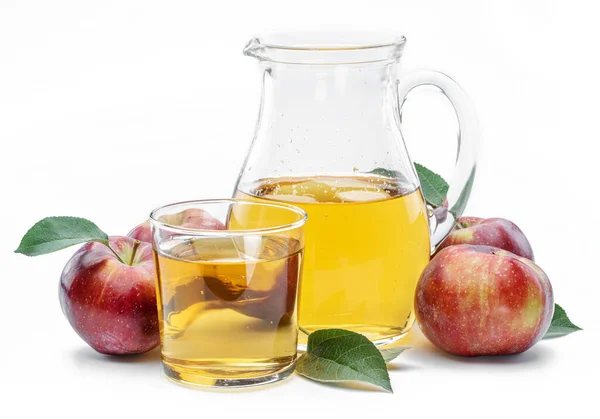 Glas Och Karaff Färsk Äppeljuice Och Ekologiska Äpplen Isolerade Vit — Stockfoto