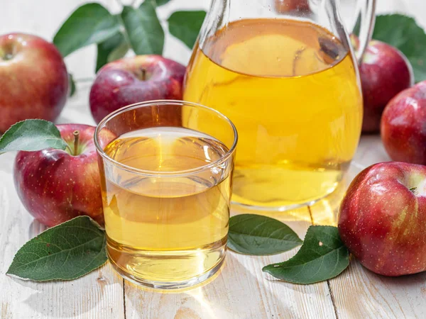 Glas Sap Karaf Van Vers Appelsap Biologische Appelen Houten Tafel — Stockfoto