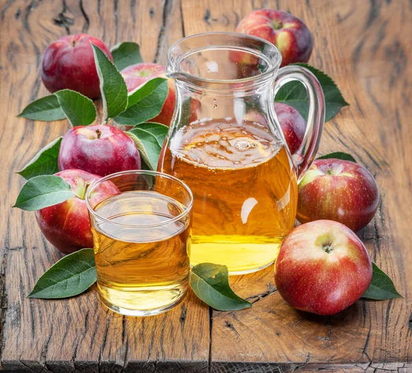 Vaso Jarra Zumo Manzana Fresca Manzanas Orgánicas Sobre Mesa Madera —  Fotos de Stock