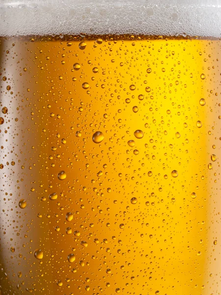 Een Gekoeld Glas Bier Close Kleine Waterdruppels Koud Oppervlak Van — Stockfoto