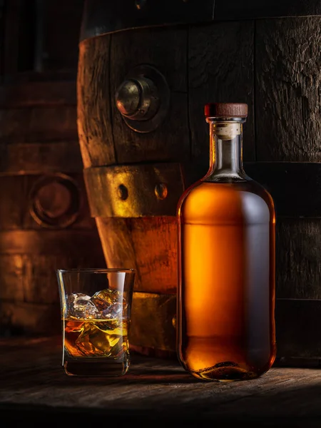 Flaska Whisky Och Ett Glas Whisky Gamla Trä Fat Bakgrunden — Stockfoto