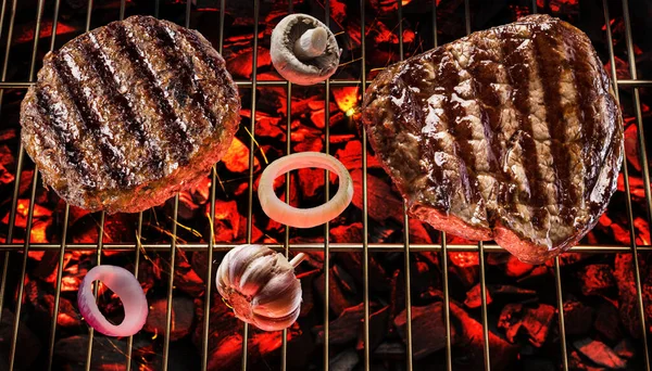 Två Grillade Biffar Bbqs Galler Över Heta Kolbitar Ovanifrån — Stockfoto