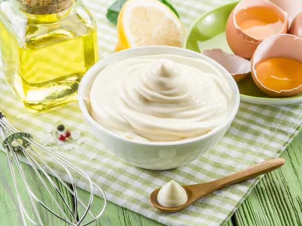 Schüssel Mit Mayonnaise Sauce Der Mitte Und Mayonnaise Zutaten Drumherum — Stockfoto