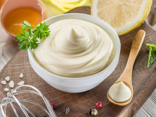 Schüssel Mit Mayonnaise Sauce Der Mitte Und Mayonnaise Zutaten Drumherum — Stockfoto