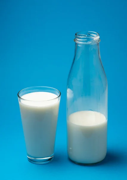 Glas Verse Melk Fles Melk Geïsoleerd Blauwe Achtergrond — Stockfoto