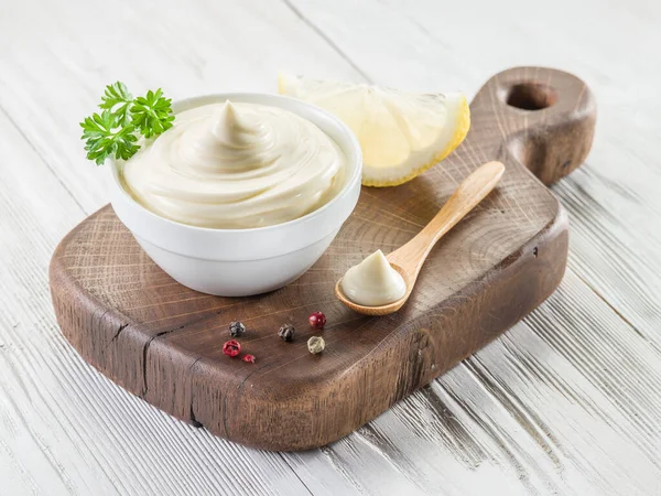 Schüssel Mit Mayonnaise Sauce Und Kleinem Kochlöffel Lag Auf Holzbrett — Stockfoto