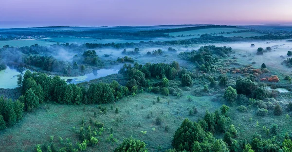 Rokerige Ochtendmist Rivier Prachtig Panoramisch Uitzicht Rivier Groene Oevers Van — Stockfoto