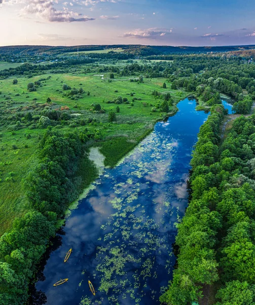 平静的河里的独木舟 顶部视图 夏日的早晨 河畔绿岸的美丽图画 — 图库照片
