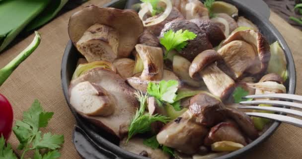 烤锅与油炸香菇站在古老的木制桌子上 放出蒸汽 — 图库视频影像