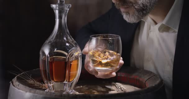 Homme Costume Barbe Sommelier Prend Verre Whisky Sur Glace Tonneau — Video