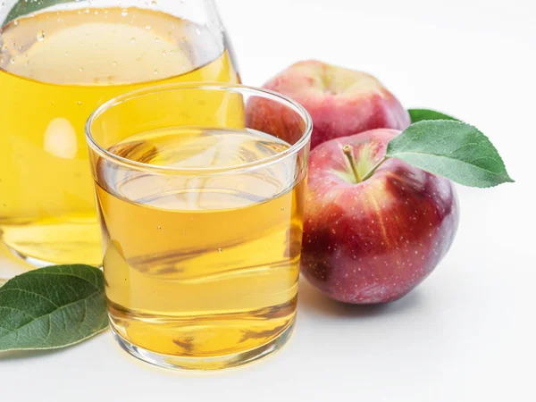 从白色背景分离出来的新鲜苹果汁和有机苹果的玻璃杯和软糖 — 图库照片