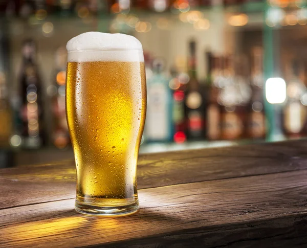 Gekoeld Glas Licht Bier Met Condensatiedruppels Glasoppervlak Houten Tafel Wazige — Stockfoto