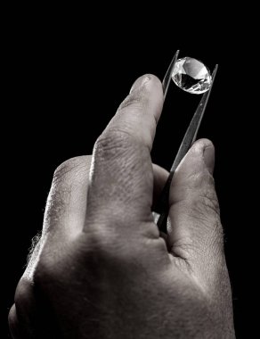 Kuyumcunun elindeki büyük değerli taş. Yaklaş. Gem tanımlama ve değerlendirme süreci.