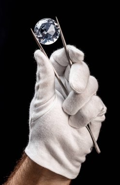 Kuyumcunun elindeki büyük değerli taş. Yaklaş. Gem tanımlama ve değerlendirme süreci.