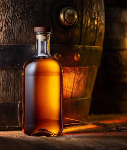 Botella Whisky Barrica Madera Vieja Fondo —  Fotos de Stock