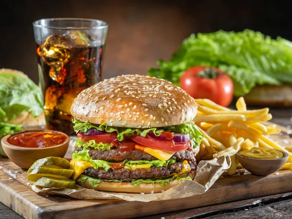 Köstlicher Burger Mit Cola Und Kartoffelfrites Auf Einem Holztisch Mit — Stockfoto