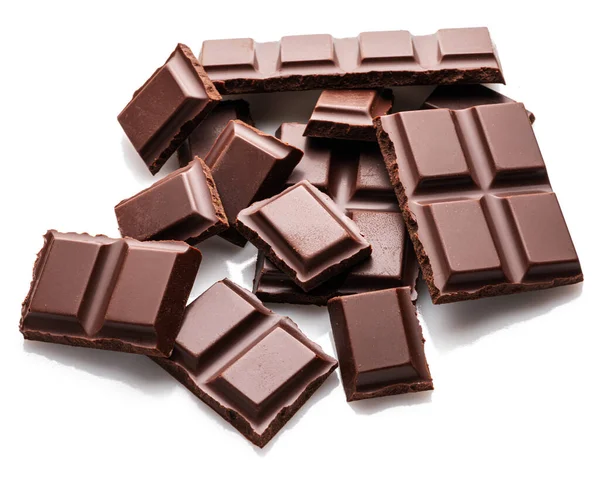 白色背景的黑巧克力块碎片 甜食是由可可和糖制成的 — 图库照片
