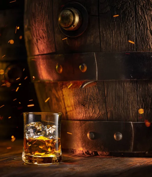 Sklenice Whisky Kostkami Ledu Starým Dřevěným Sudem Pozadí — Stock fotografie