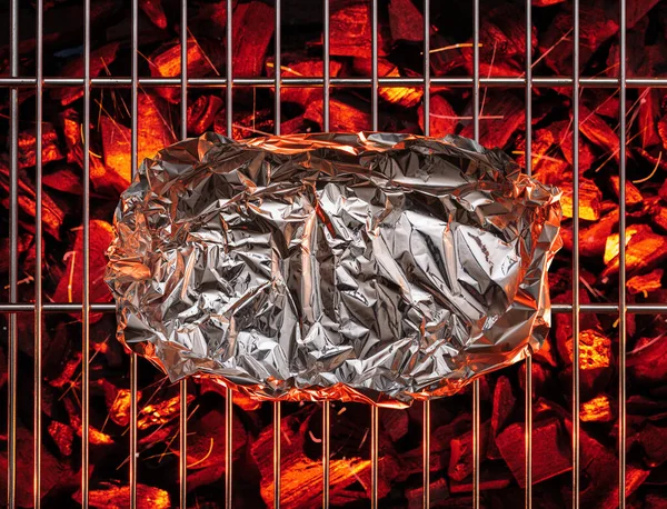Néhány Étel Alumínium Fóliában Rácson Forró Széndarabok Felett Felülnézet — Stock Fotó