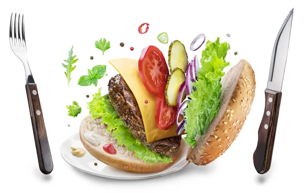 Cheeseburger Ingrediënten Eetgerei Hangend Lucht Conceptueel Beeld Van Fastfood Bestand — Stockfoto