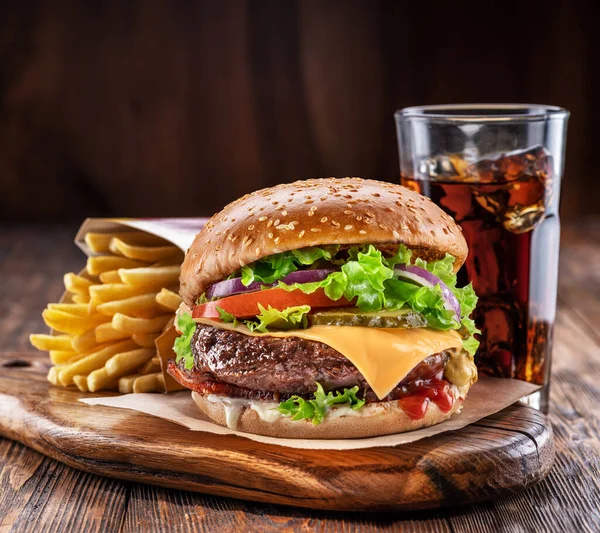 Finom Hamburger Kólával Krumplival Egy Asztalon Sötét Barna Háttérrel Gyorsétterem — Stock Fotó