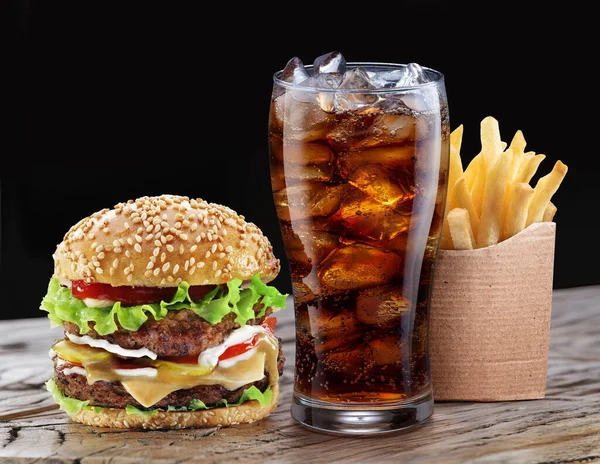 Delicioso Hambúrguer Com Batata Frita Cola Isolado Mesa Madeira Fundo — Fotografia de Stock