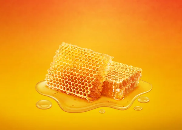 Perfecte Honingkammen Liggen Plas Honing Geïsoleerd Gele Achtergrond — Stockfoto