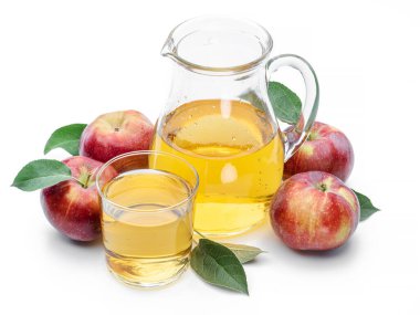 Beyaz arka planda izole edilmiş taze elma suyu ve organik elmalar..