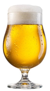 Beyaz arka planda izole edilmiş büyük bir bira köpüğüyle bir bardak soluk bira. Dosya kırpma yolu içeriyor.