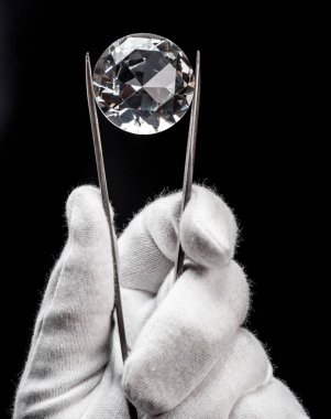 Kuyumcunun elindeki büyük değerli taş. Yaklaş. Gem tanımlama ve değerlendirme süreci.