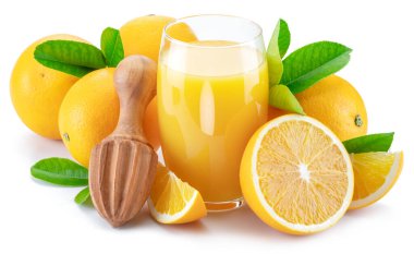 Sarı portakal meyveleri ve beyaz arka planda izole edilmiş taze portakal suyu..