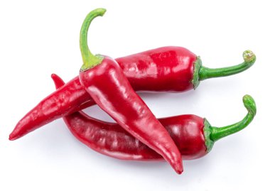 Beyaz arka planda izole edilmiş taze kırmızı biber..