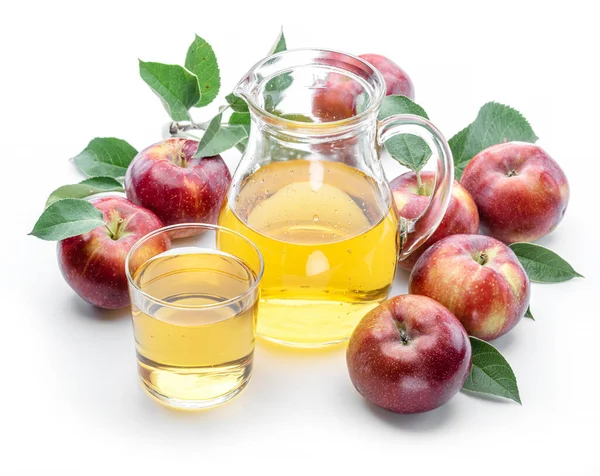 从白色背景分离出来的新鲜苹果汁和有机苹果的玻璃杯和软糖 — 图库照片