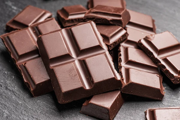 Stukken Melkchocoladereep Grijze Achtergrond Zoet Voedsel Gemaakt Van Cacao Suiker — Stockfoto