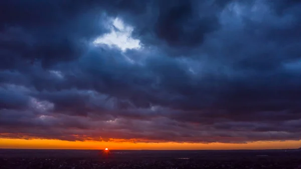 Pôr Sol Colorido Sol Vermelho Céu Nublado Pesado Acima Aldeia — Fotografia de Stock