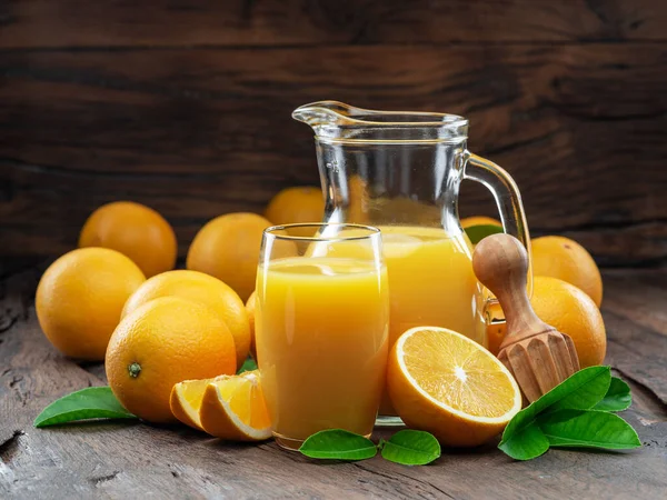 Gelbe Orangenfrüchte Und Frischer Orangensaft Isoliert Auf Dunklem Holzgrund — Stockfoto