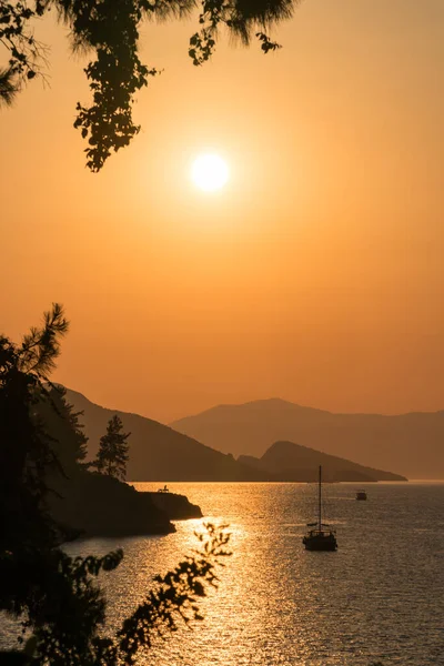 Lugnt Hav Och Solnedgång Solen Går Ner Bakom Bergen Vid — Stockfoto