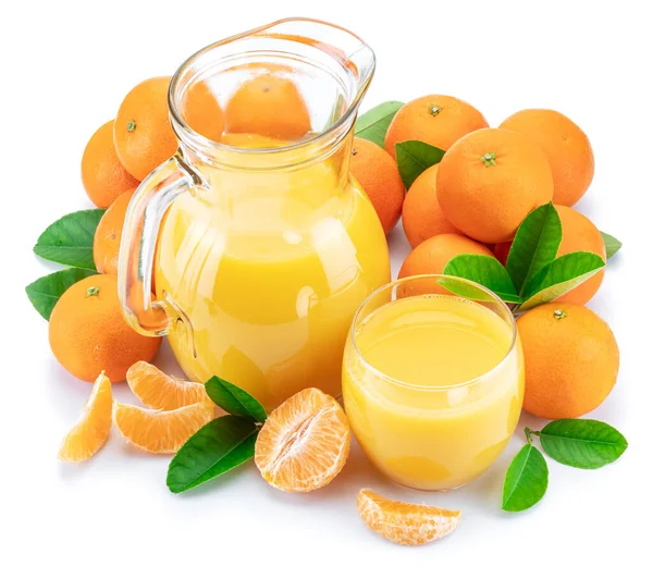 Orangene Mandarinenfrüchte Und Frischer Mandarinensaft Isoliert Auf Weißem Hintergrund — Stockfoto