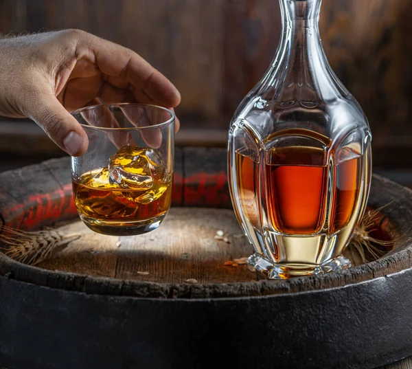 Jarra Whisky Vaso Whisky Sobre Barrica Madera Vieja Fondo Oscuro — Foto de Stock