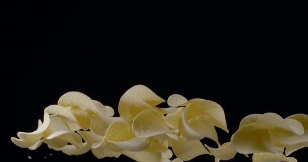 Naturlige Kartoffelchips Stiger Falder Sort Baggrund Langsom Bevægelse 300 Fps – Stock-video