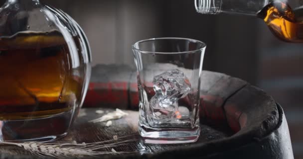 Cub Gheață Cade Încet Într Pahar Stând Butoi Whisky Epocă — Videoclip de stoc