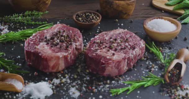Deux Steaks Crus Aux Épices Aux Herbes Sur Une Surface — Video